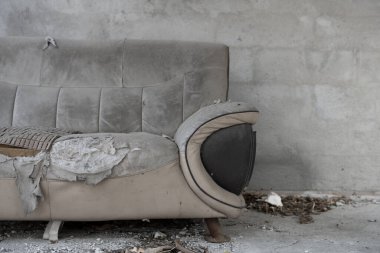 Kopya alanı olan kötü hasarlı kanepe