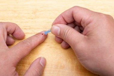 Antik Çin 'de adamın parmağında kan izleri var. Bu acil durumlar için iyi bir tedavi yöntemi. Yüksek ateş gibi.