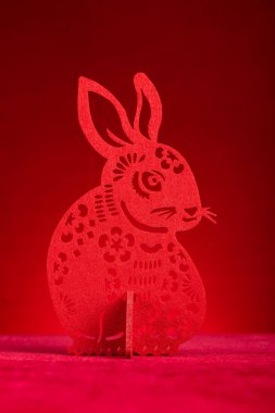 Çin Yeni Yılı Tavşan maskotu kağıdı dikey kompozisyonda kırmızı üzerine kesilmiş logo yok, marka yok.