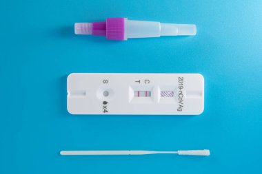 Koronavirüs için üst görünüm antijen testi pozitif sonuç verdi