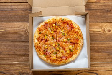 Üstünde pastırma sosu olan taze pizza.