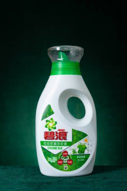 ZhongShan Çin-8 Kasım 2022: Ariel antiseptik çamaşır suyu şişesi dikey bileşiminde.
