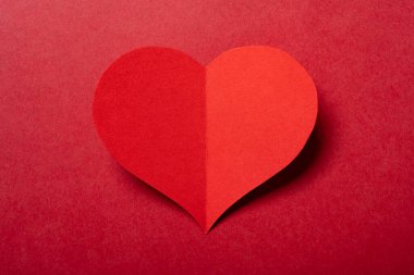 Kırmızı arkaplanda bir kalp