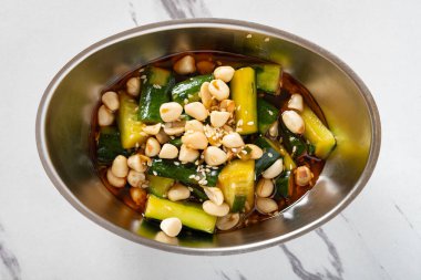 Fıstıklı ve susamlı salatalık.