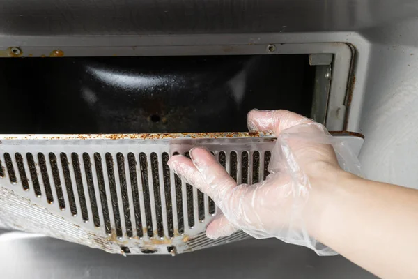Limpieza Una Campana Filtrante Aceitosa Ventilador Cocina Composición Horizontal — Foto de Stock