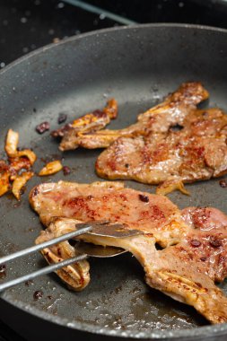 Evde dikey kompozisyonda tavada biftek kızartma