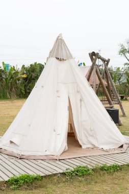 kamp çadırı açık havada dikey kompozisyonda.