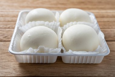 Ahşap bir masada kartopu mochi manzarası