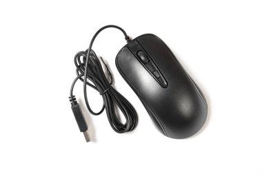 Beyaz arkaplanda kablosu olan üst görünüm siyah fare