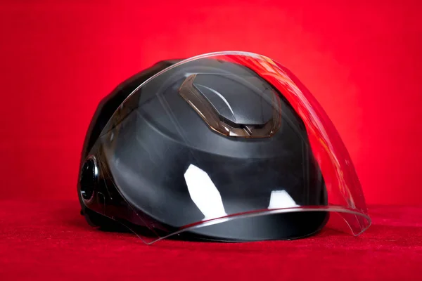 Новый Черный Мотобайк Шлем Красном Фоне — стоковое фото