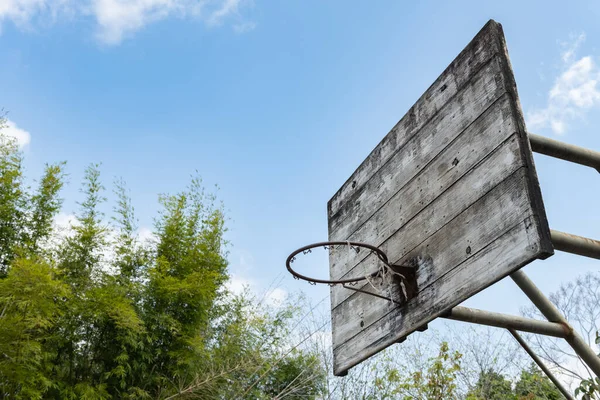 Mavi Gökyüzü Yatay Kompozisyonu Altında Açılı Basketbol Potası Tahtası — Stok fotoğraf