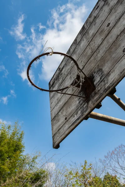 Mavi Gökyüzü Dikey Kompozisyonu Altında Açılı Basketbol Potası Tahtası — Stok fotoğraf