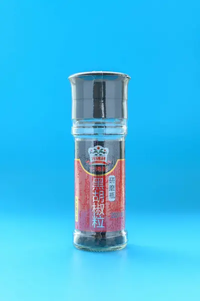 Zhongshan Kina Februari 2020 Flaska Svartpeppar Blå Bakgrund — Stockfoto