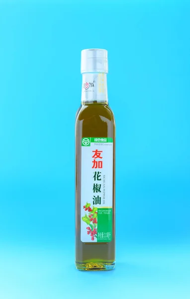 Zhongshan China Febrero 2020 Botella Aceite Pimienta Sobre Fondo Azul — Foto de Stock