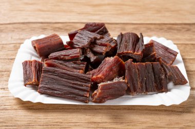 Ahşap zeminde kurutulmuş sığır eti açısı