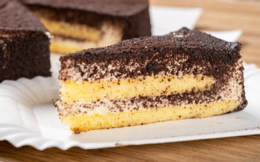 Yatay biçimli tiramisu keki.