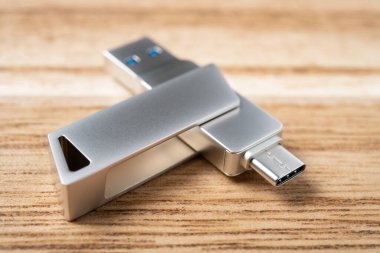 açı- görünümü çoklu soketler USB flaş diski ahşap arkaplan üzerinde