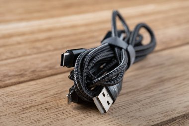 Açı görünümü, ahşap bir arka planda çoklu fiş kablosu