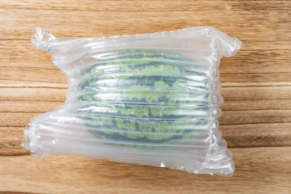 Frische Wassermelone Von Oben Durch Luftschutz Horizontale Zusammensetzung Umwickelt — Stockfoto
