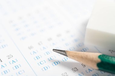 açı görünümü sınav kağıdı ve kalem ve silgi yatay bileşimi kapat