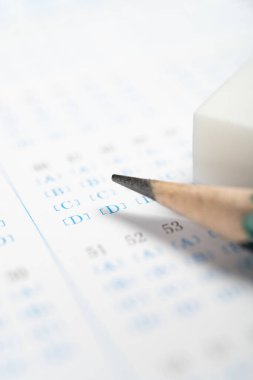 açı görünümü sınav kağıdı ve kalem ve silgi dikey bileşimi kapat