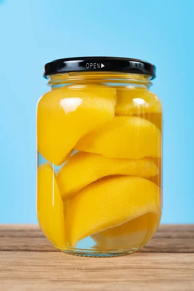 玻璃瓶 黄色桃糖浆垂直组合物 — 图库照片