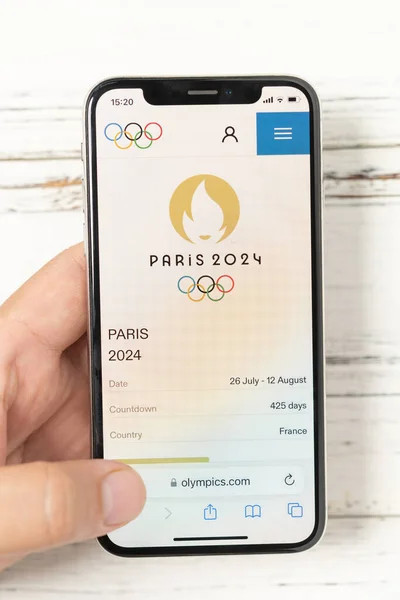 Zhongshan中国 2023年5月29日 モバイル垂直組成上のパリオリンピック2024の公式ウェブサイトを見て男 — ストック写真