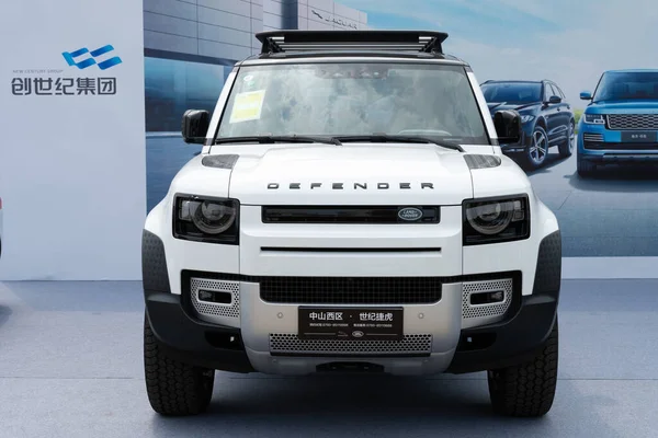 Zhongshan Guangdong Çin Mart 2021 Beyaz Land Rover Defender Arabasının — Stok fotoğraf