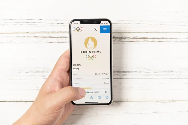 Zhongshan中国 2023年5月29日 モバイル水平組成にパリオリンピック2024の公式ウェブサイトを見て男 — ストック写真