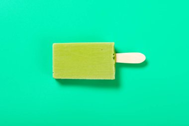 Üst görünüm eşleşmesi ve yeşil arkaplanda süt aromalı dondurma