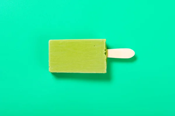 Вид Сверху Маття Фруктовое Мороженое Молоком Зеленом Фоне — стоковое фото