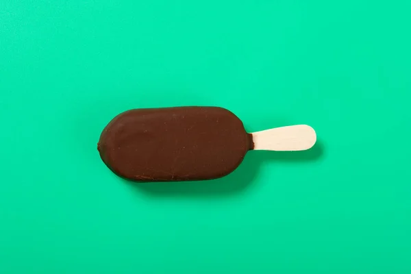 Czekolada Zewnętrzny Mlekiem Jagodami Smaki Popsicle Zielonym Tle — Zdjęcie stockowe
