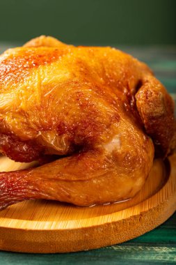 Açılı görünüm bal kavrulmuş tavuk dikey kompozisyonda