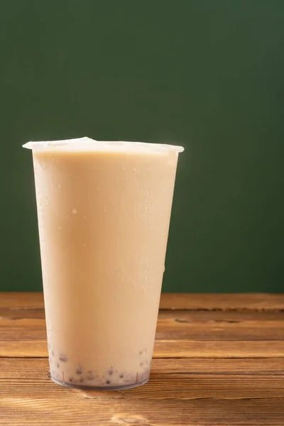 Vista Laterale Tazza Latte Con Fagioli Rossi Tavolo Composizione Verticale — Foto Stock
