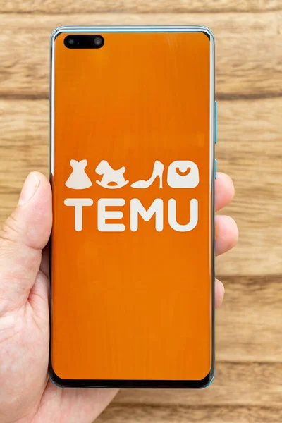 Zhongshan China June 2023 Man Holding Mobile Temu Logo Vertical — Stock Photo, Image