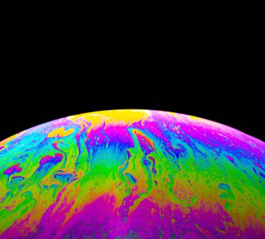 Koyu arkaplanda renkli bir baloncuk