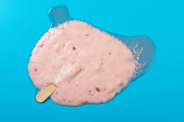 Górny Widok Stopiony Truskawkowy Smak Popsicle Niebieskim Tle — Zdjęcie stockowe