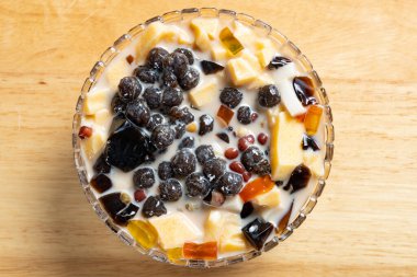 Tahta arka planda bir kase çimen jölesi.