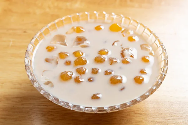 角视图碗牛奶茶调味糖浆与木薯球 — 图库照片