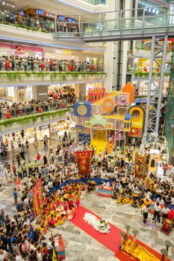 ZHONGSHAN Çin-22 Haziran 2023: Birçok insan, Ejderha teknesi festivali için dikey kompozisyonda bir alışveriş merkezinde toplanıyor.