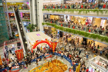 ZHONGSHAN Çin-22 Haziran 2023: Birçok insan yatay kompozisyonda Ejderha teknesi festivali için bir alışveriş merkezinde toplanıyor.