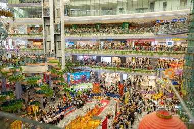 ZHONGSHAN Çin-22 Haziran 2023: Birçok insan yatay kompozisyonda Ejderha teknesi festivali için bir alışveriş merkezinde toplanıyor.