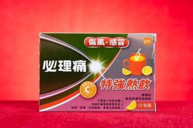ZhongShan Çin - 16 Mayıs 2023: Çin versiyonu Panadol soğuk algınlığı ve yatay kompozisyonda grip ilacı.