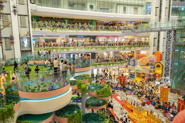 ZHONGSHAN Çin-22 Haziran 2023: Birçok insan yatay kompozisyonda Ejderha teknesi festivali için bir alışveriş merkezinde toplanıyor.