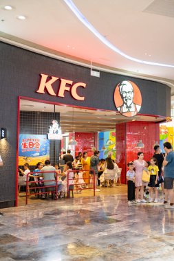 ZHONGSHAN GUANGDONG Çin - 22 Haziran 2023: Kentucky Fried Chicken restoranı dikey kompozisyondaki bir alışveriş merkezinde.