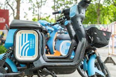 ZHONGSHAN GUANGDONG Çin - 6 Mayıs 2023: Hellomoto açık havada elektrikli scooterları paylaştı.