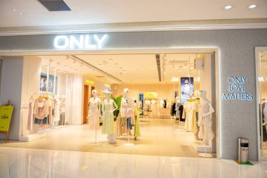 ZHONGSHAN GUANGDONG Çin - 22 Haziran 2023: Sadece bir alışveriş merkezinden alışveriş.