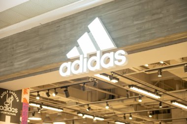 ZHONGSHAN GUANGDONG Çin - 22 Haziran 2023: adidas logosu ve bir alışveriş merkezindeki dükkan.