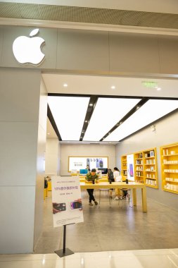 ZHONGSHAN GUANGDONG Çin - 22 Haziran 2023: Bir alışveriş merkezinde elma.