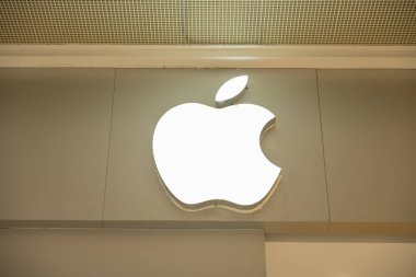 ZHONGSHAN GUANGDONG Çin - 22 Haziran 2023: Bir alışveriş merkezinde Apple logosu.